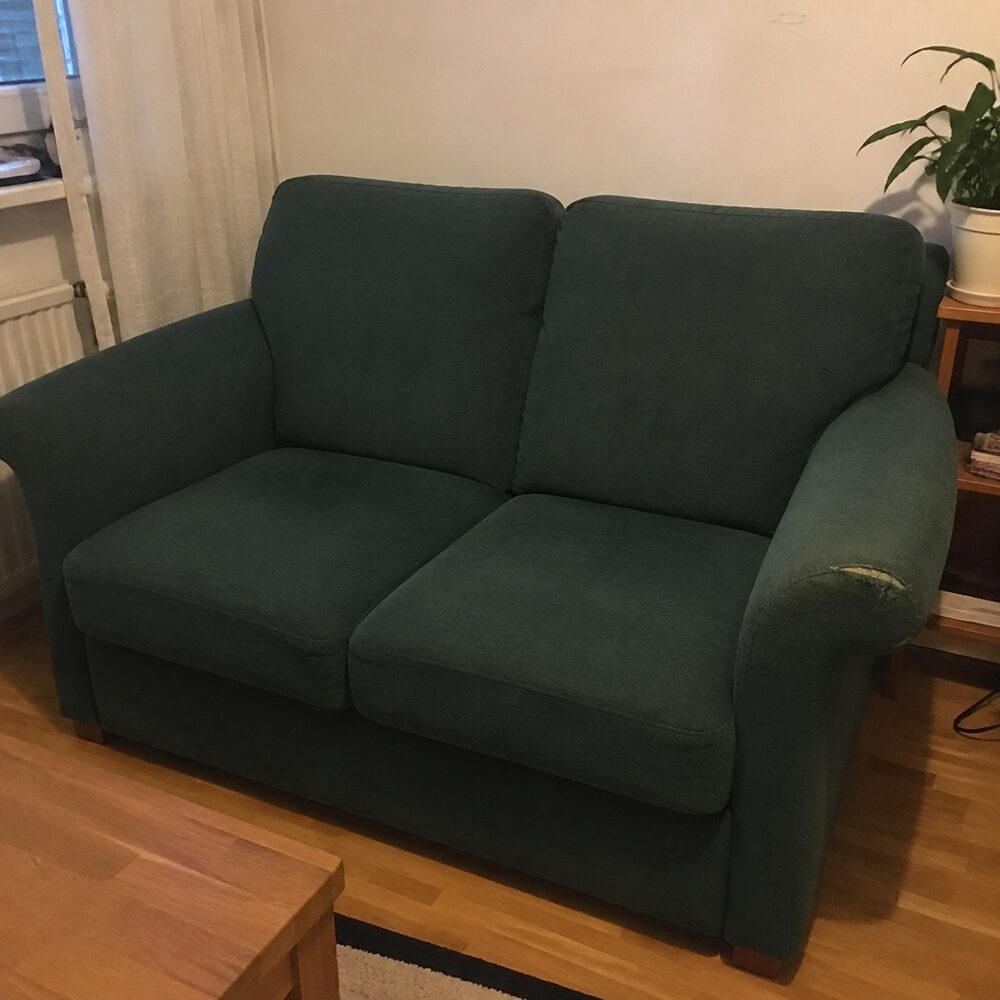 Zielona sofa dwuosobowa